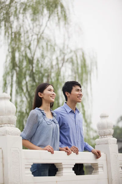 Pareja en un puente — Foto de Stock