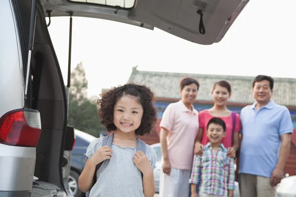 Ragazza con la sua famiglia sullo sfondo — Foto Stock