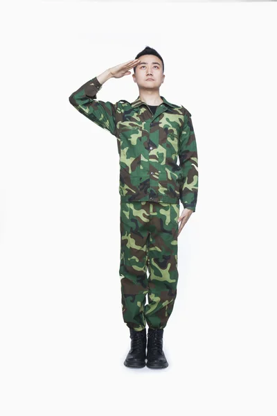 Homme en uniforme militaire saluant — Photo