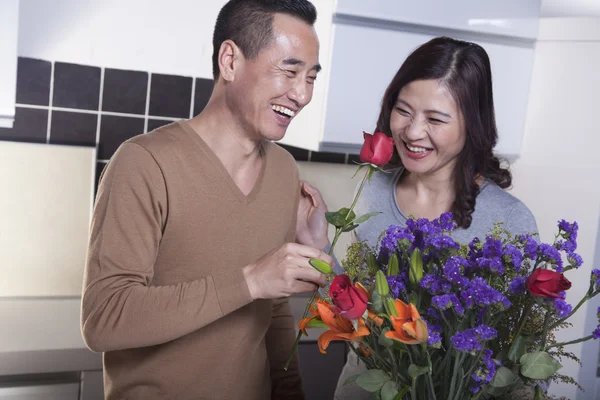 Pareja con ramo de flores — Foto de Stock