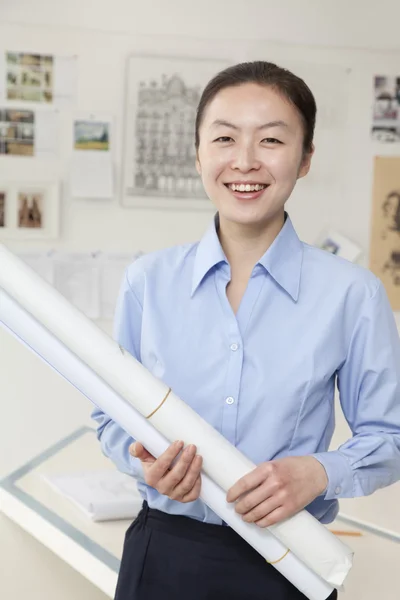 Femme d'affaires debout avec coincé de papiers — Photo