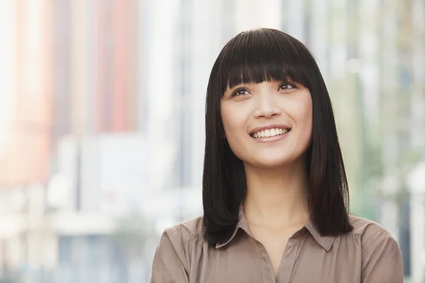 Junge Frau im Freien — Stockfoto