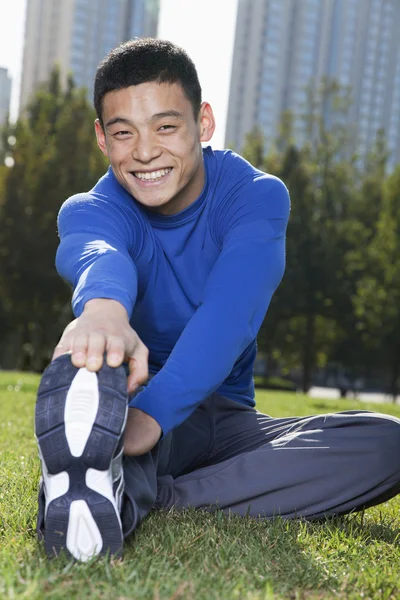 Young Athletic Man Stretching — Stock Photo, Image