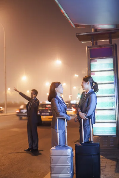 Business people waiting for a taxi — Stock Photo, Image