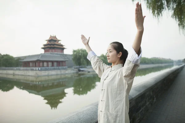 女人练太极 — 图库照片