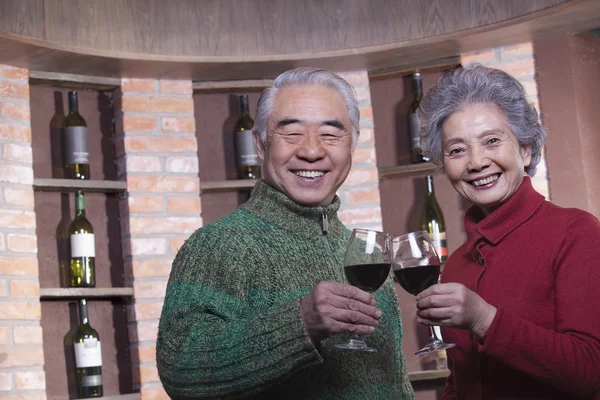 Un par de tostadas con copa de vino —  Fotos de Stock