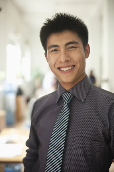 Człowiek uśmiechający się w biurze — Zdjęcie stockowe