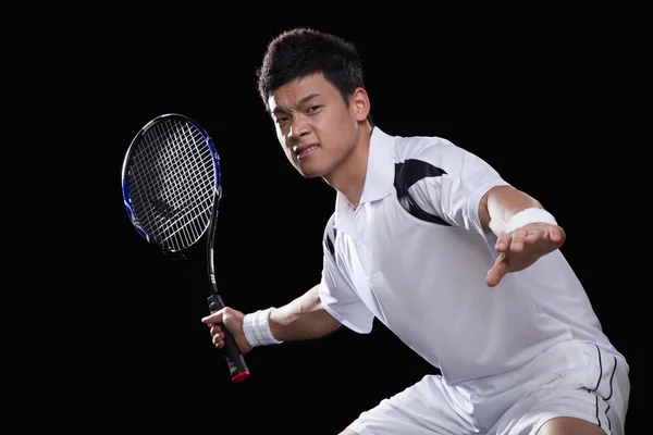 Теннисист готов бить по мячу — стоковое фото