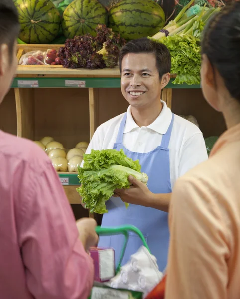 Commessa coadiuvante coppia in supermercato — Foto Stock