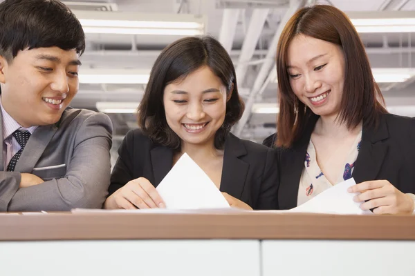 Büroangestellte arbeiten zusammen — Stockfoto