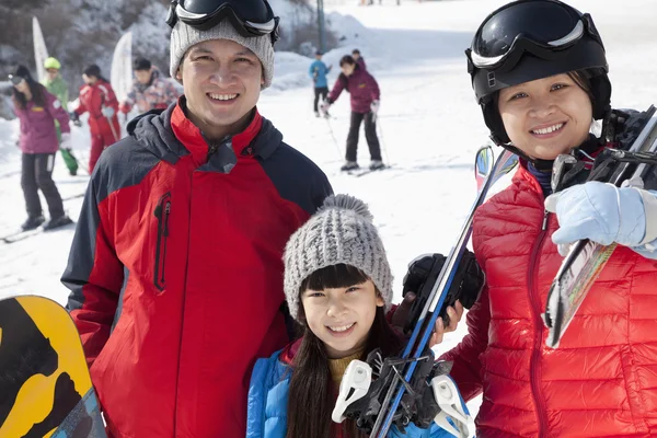 Familie glimlachend in skiresort — Stockfoto