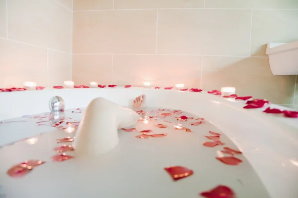 Mujer bañándose en el spa de salud —  Fotos de Stock