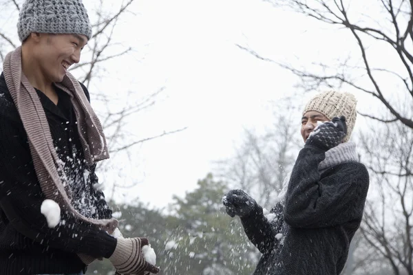 Amigos teniendo una pelea de bolas de nieve —  Fotos de Stock