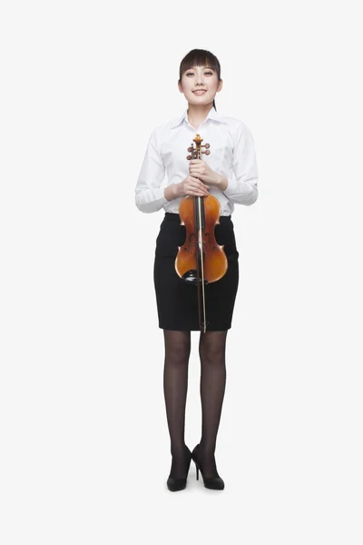 Mujer sosteniendo violín — Foto de Stock