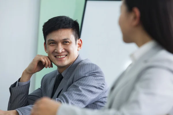 Gente de negocios hablando en una sala de conferencias —  Fotos de Stock
