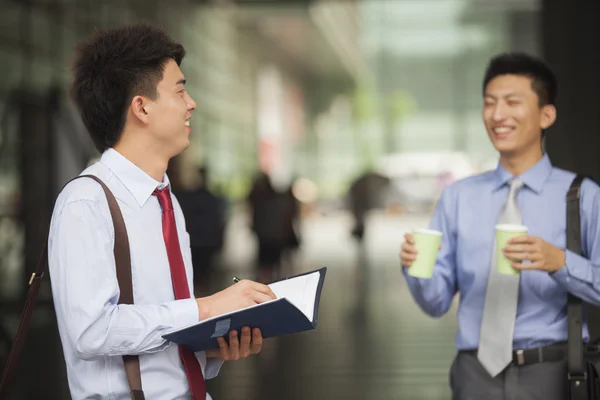 Ondernemers ontmoeten buiten — Stockfoto