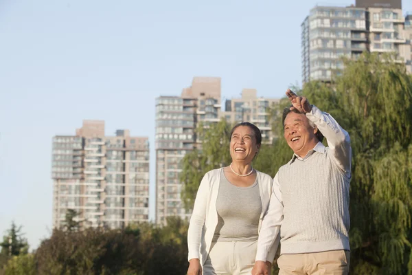 Pareja madura caminando en el parque — Foto de Stock