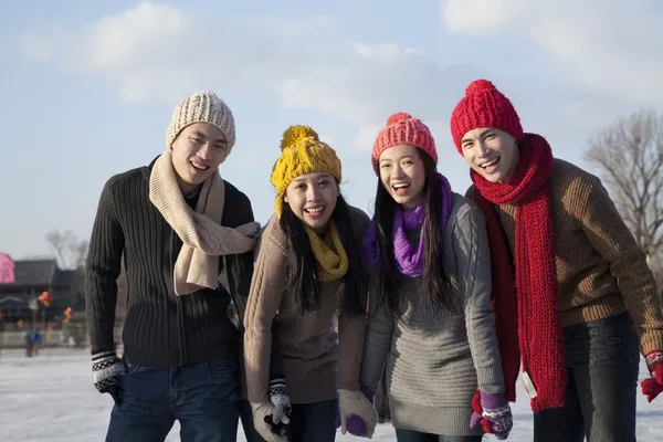 Amigos en pista de hielo — Foto de Stock