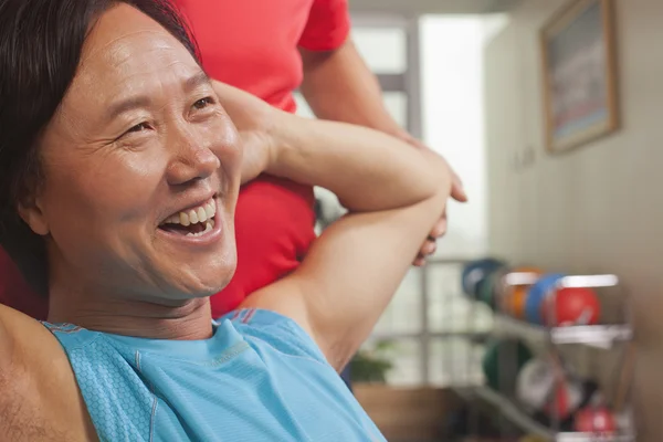 Man aan het werk uit met zijn trainer — Stockfoto