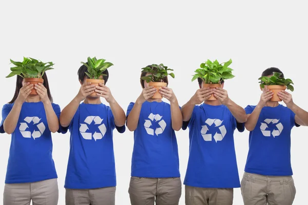 Mensen bedrijf planten — Stockfoto