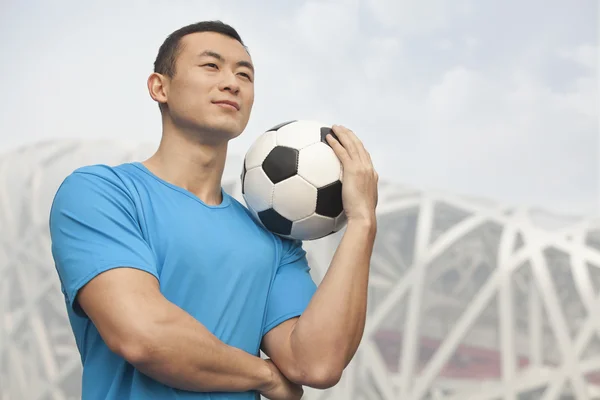 Hombre sosteniendo pelota de fútbol — Foto de Stock