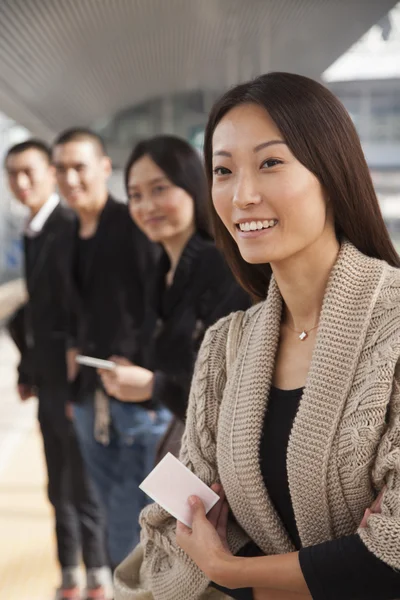 Personas esperando un tren en la plataforma — Foto de Stock