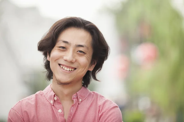 Uomo con i capelli lunghi in Nanluoguxiang — Foto Stock