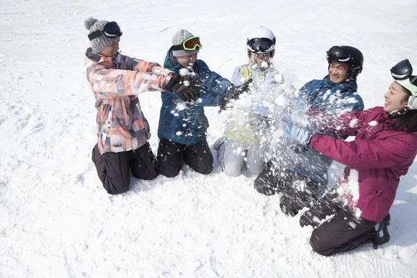 Gente jugando en la nieve en la estación de esquí — Foto de Stock