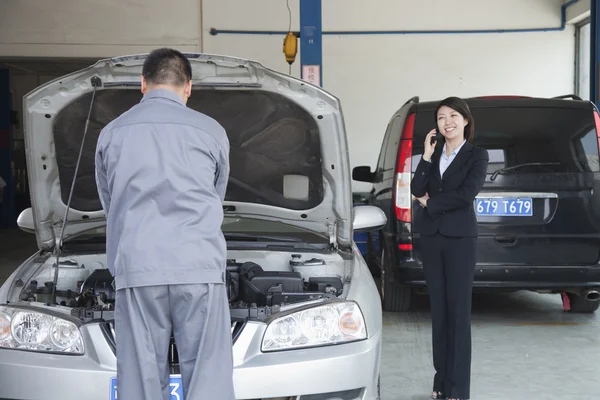 Mechanic Fixes Car — Stock Photo, Image