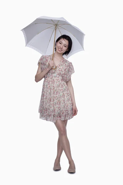 Женщина стоит с зонтиком — стоковое фото