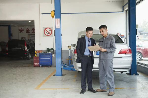 Garage Mechanic Explaining to Customer — Stock Photo, Image