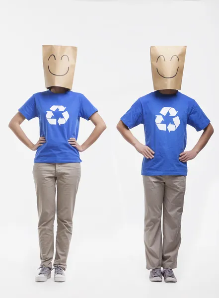 Gente con caras sonrientes bolsas de papel sobre su cabeza —  Fotos de Stock