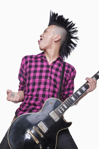 Ung man med punk mohawk spela gitarr — Stockfoto