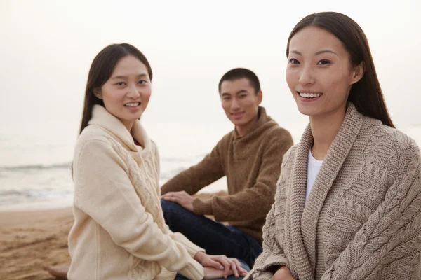 Friends Sitting on the Beach — Stock Photo, Image