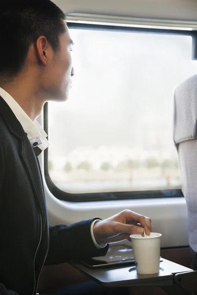Άνδρας ψάχνει μέσα από το παράθυρο του τρένου — Φωτογραφία Αρχείου