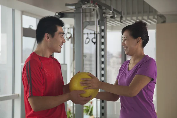 Woman exercising with her trainer — Stock Photo, Image