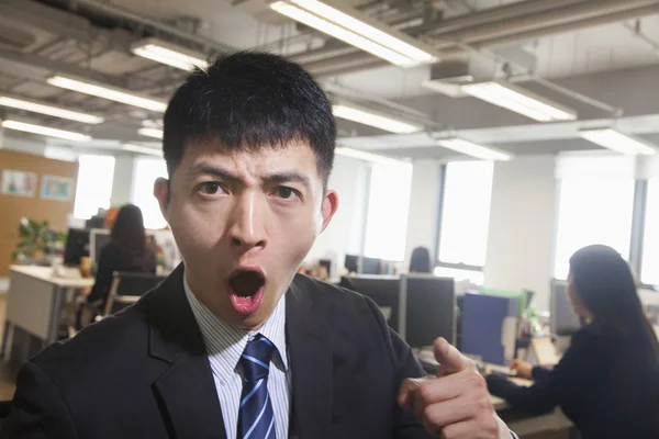 Jovem empresário apontando e gritando — Fotografia de Stock