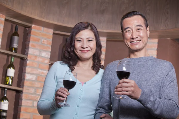 Ouder paar op een wijnproeven — Stockfoto