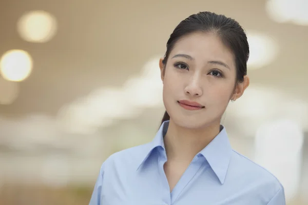 Junge lächelnde Geschäftsfrau — Stockfoto