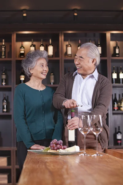 Casal Sênior Abertura Garrafa de vinho — Fotografia de Stock