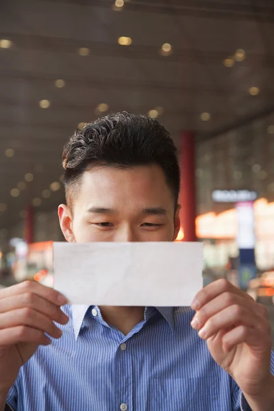 Reiziger op zoek op ticket op luchthaven — Stockfoto