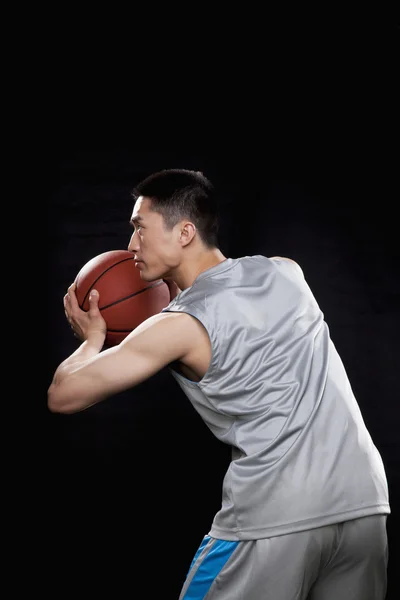 Basketbol oyuncusu topu atmak hazır — Stok fotoğraf