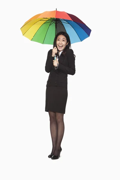 Zakenvrouw onder kleurrijke paraplu — Stockfoto