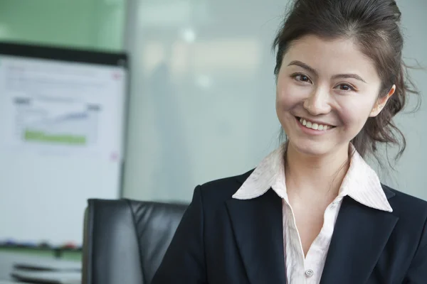 Geschäftsfrau im Besprechungsraum — Stockfoto