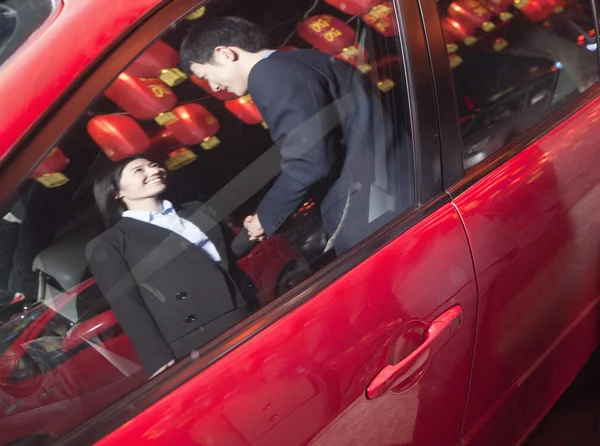 Coworkers handshaking next to the car at night — Stock Photo, Image
