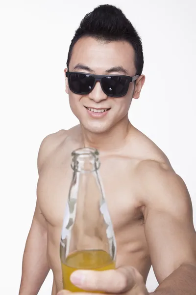 Homem sem camisa com garrafa de suco — Fotografia de Stock