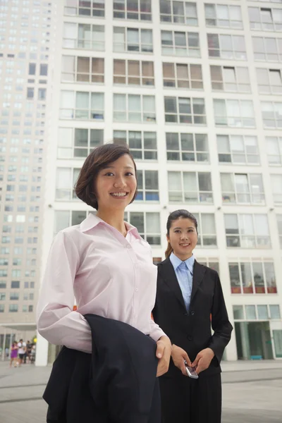 Business women standing outside of CBD — Stock Photo, Image