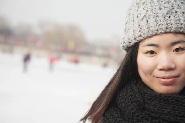 Vrouw ijs schaatsen portret, Peking — Stockfoto