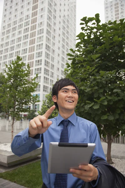 Empresario caminando al aire libre con su tableta digital — Foto de Stock