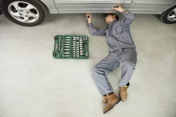 Mechanic Working on Underside of Car — Stock Photo, Image